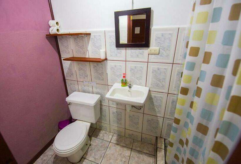 اتاق ساده سه‌ نفره, Aracari Garden Hostel