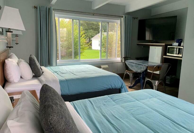 Economy Quadruple Room, Beachfront Inn