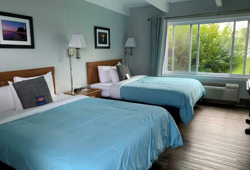 Economy Quadruple Room, Beachfront Inn
