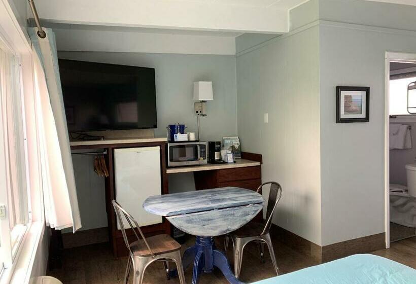 Economy Quadruple Room, Beachfront Inn