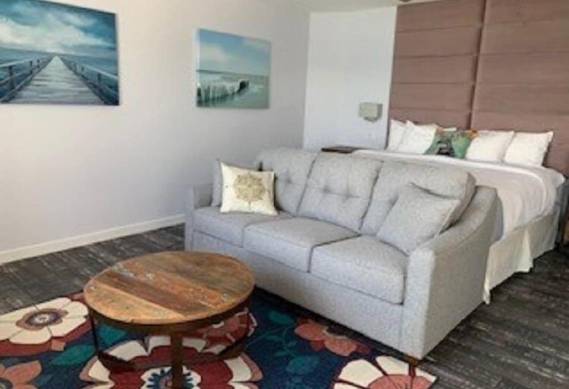 استودیوی لوکس, Beachfront Inn