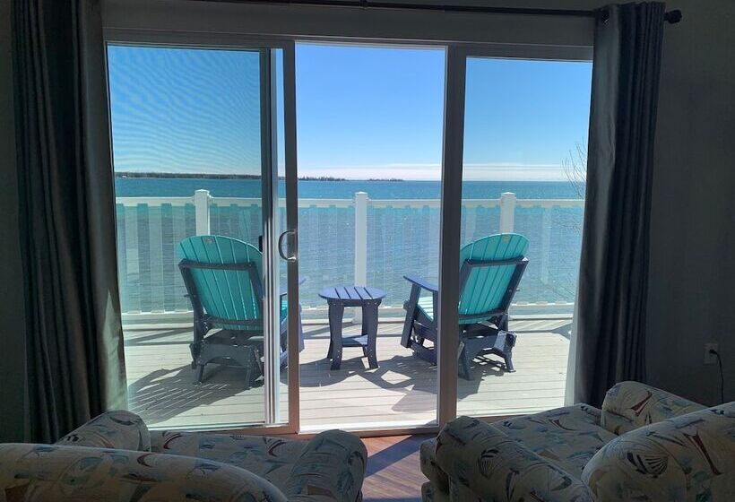 استودیوی لوکس, Beachfront Inn