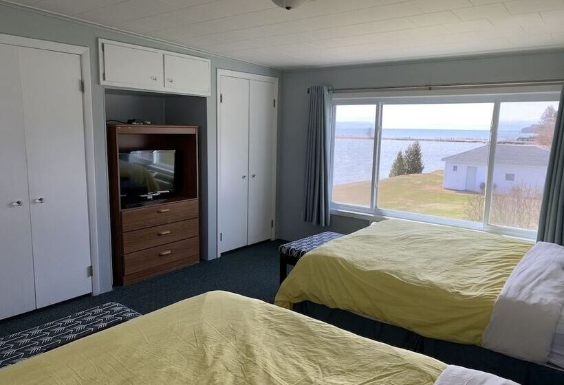 اتاق استاندارد با چشم‌انداز دریاچه, Beachfront Inn