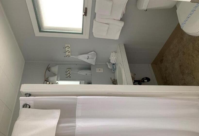 اتاق استاندارد با چشم‌انداز دریاچه, Beachfront Inn