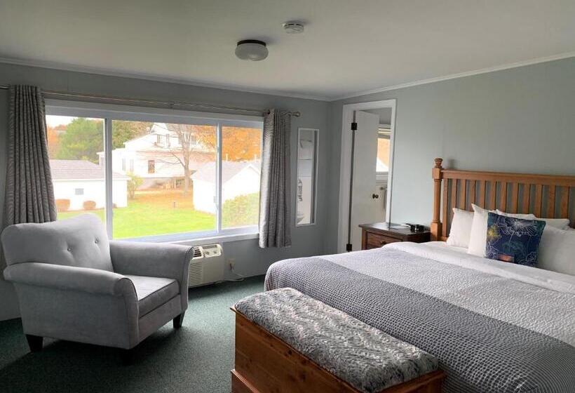 Deluxe Suite King Bed, Beachfront Inn
