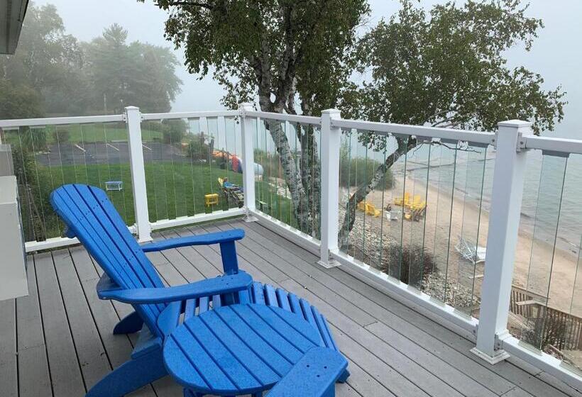 استودیوی لوکس, Beachfront Inn