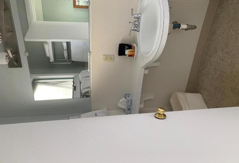 اتاق استاندارد چهار تخته, Beachfront Inn
