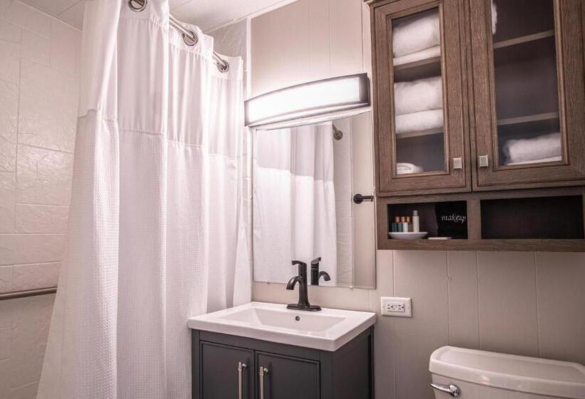 اتاق استاندارد با چشم‌انداز دریاچه, Beachfront Inn