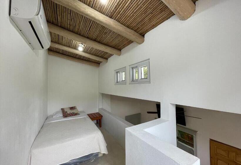 اتاق ساده سه‌ نفره, Dreamcatcher Hotel   Atrapasueños