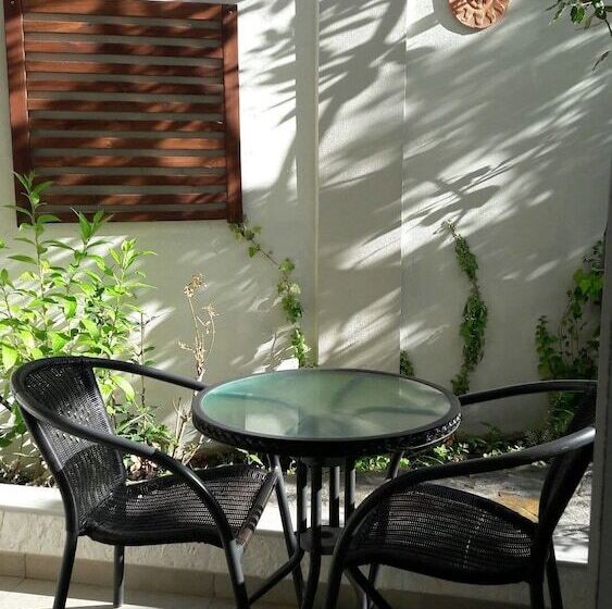 استودیوی استاندارد, Estia