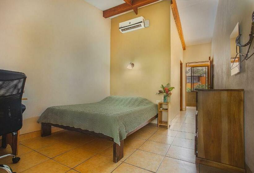 اتاق استاندارد با چشم‌انداز استخر, La Hacienda