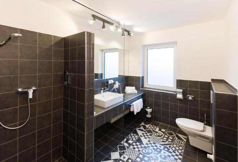 اتاق استاندارد چهار تخته, Rhönhof