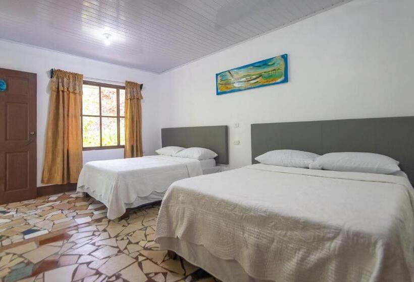 اتاق استاندارد سه تخته با چشم‌انداز باغ, Tortuguero Beachfront
