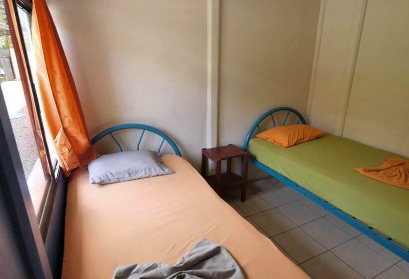 اتاق استاندارد با سرویس بهداشتی مشترک, Kalunai Hostel