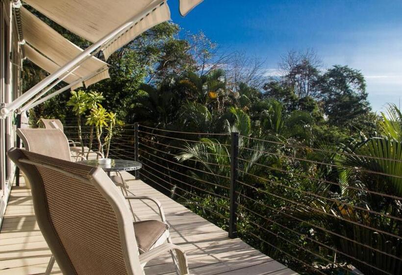 اتاق خانوادگی با چشم‌انداز دریا, Funky Monkey Lodge