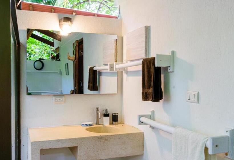 ویلای استاندارد با چشم‌انداز باغ, Funky Monkey Lodge