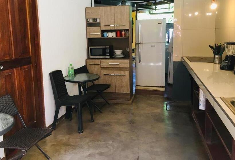 اتاق اکونومی, Villas Macondo