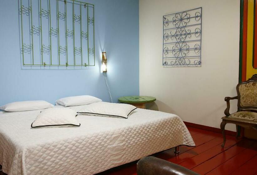 اتاق لوکس, Golden Frog Manizales
