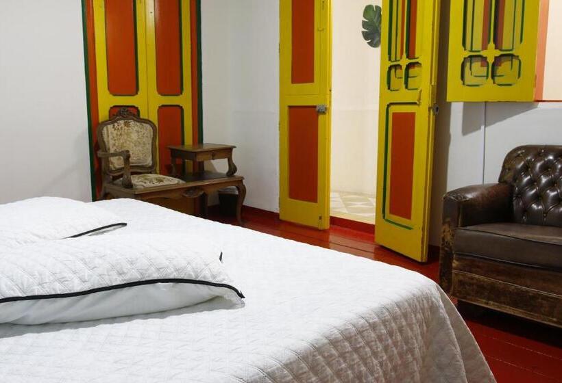 اتاق لوکس, Golden Frog Manizales