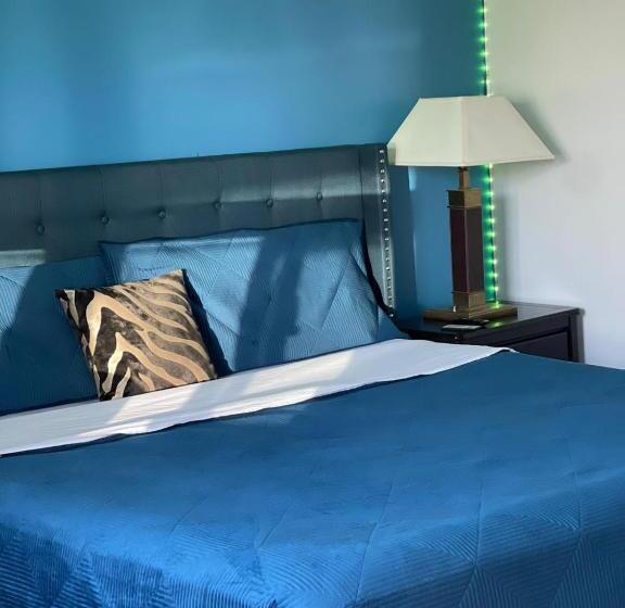 اتاق استاندارد با تخت بزرگ, Crestwood Motel