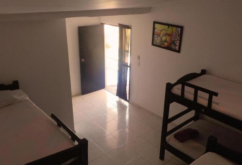 تختخواب در اتاق مشترک, Hostel Nirvana Taganga