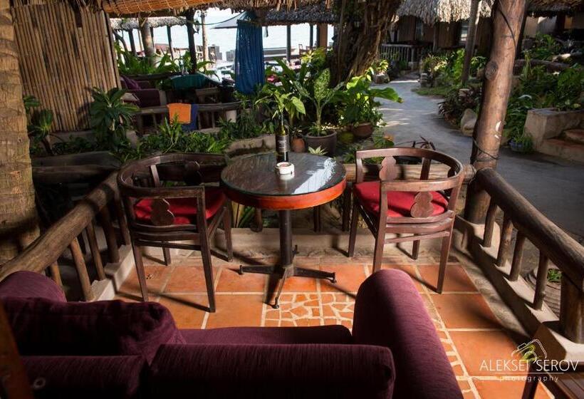اتاق لوکس, Joe S Cafe & Garden Resort