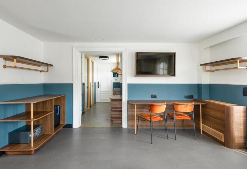 سوئیت با تخت بزرگ, Colors Urban Hotel Thessaloniki