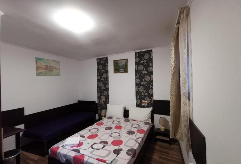 اتاق استاندارد سه نفره, Joe Hostel