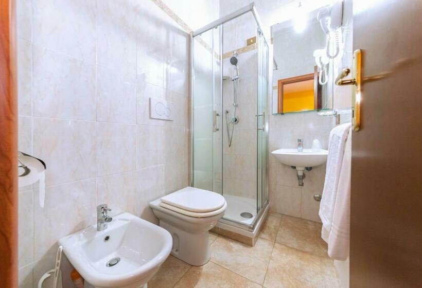 اتاق استاندارد, Downtown Accommodation