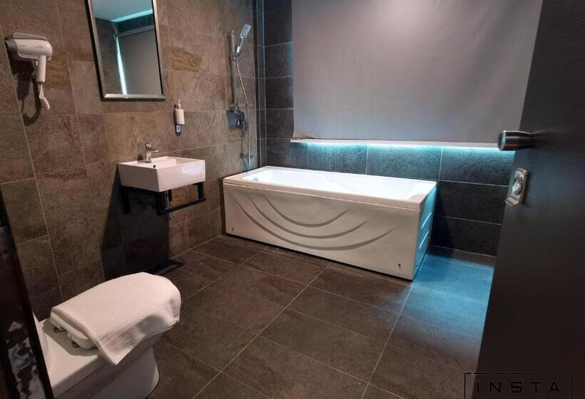 اتاق خانوادگی, Insta Hotel Jb