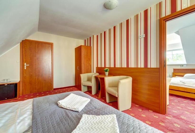 آپارتمان یک خوابه با دری مشترک که هال را جدا می کند., Villa Melody
