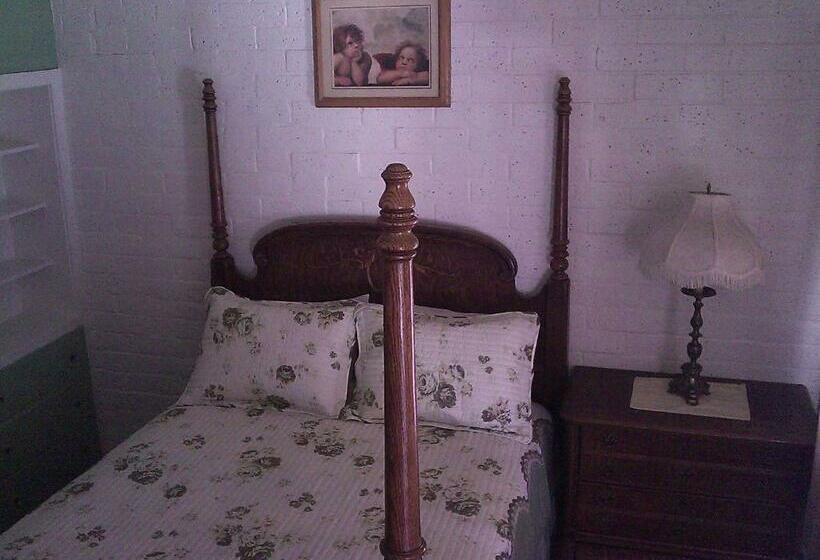 Deluxe Rum, Ranch Motel