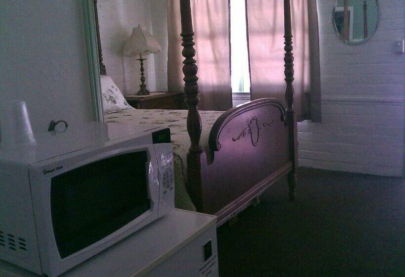Deluxe Rum, Ranch Motel
