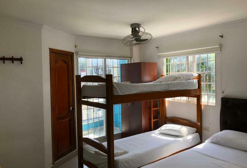 اتاق استاندارد چهار تخته, Aeromar Central