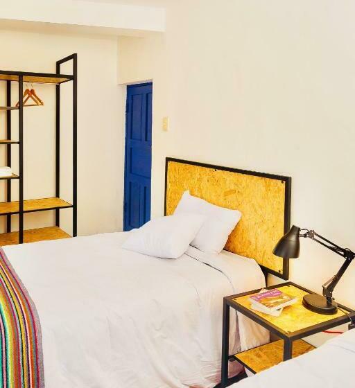 اتاق استاندارد با سرویس بهداشتی مشترک, Saqray Hostel