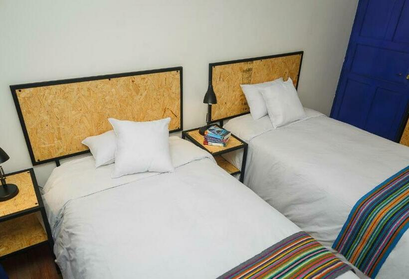 اتاق استاندارد با سرویس بهداشتی مشترک, Saqray Hostel