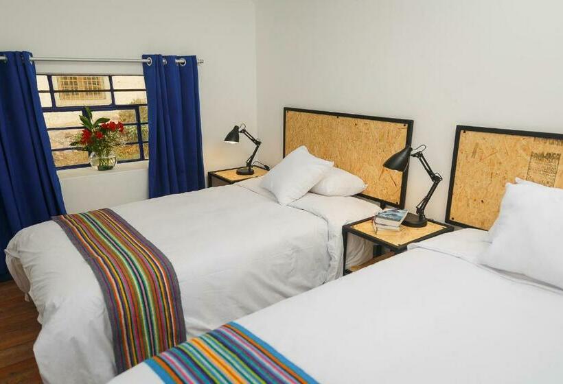 اتاق استاندارد با سرویس بهداشتی مشترک, Saqray Hostel