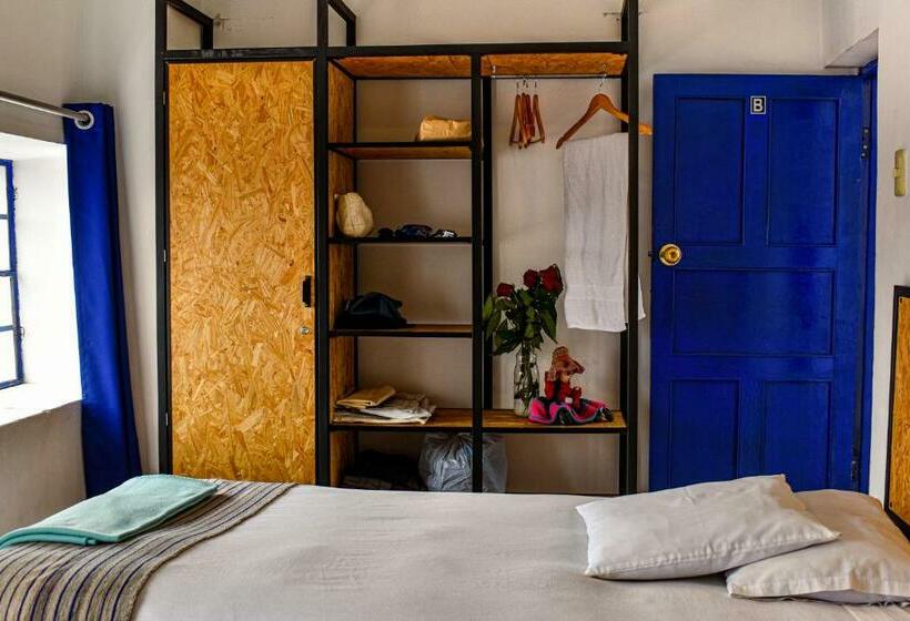 اتاق استاندارد با سرویس بهداشتی مشترک, Saqray Hostel