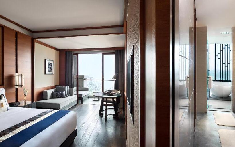 اتاق لوکس با چشم‌انداز باغ, Anantara Guiyang Resort