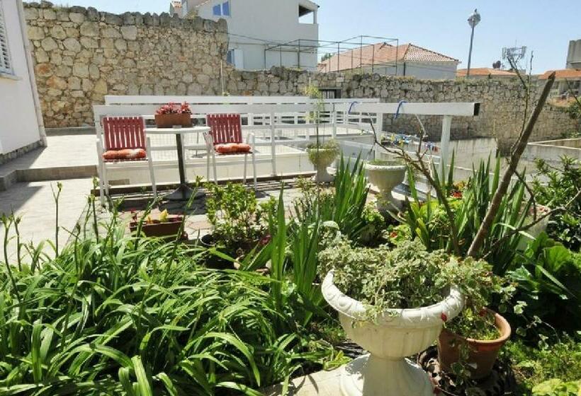 آپارتمان 1 خوابه با چشم‌انداز باغ, Villa Katarina