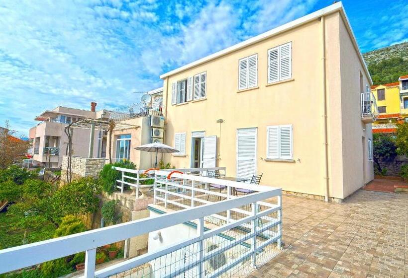استودیوی استاندارد با چشم‌انداز دریا, Villa Katarina