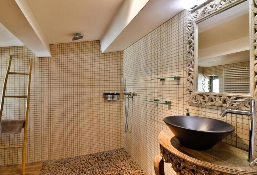 اتاق لوکس با تخت بزرگ, B&b Temps Suspendu Provence