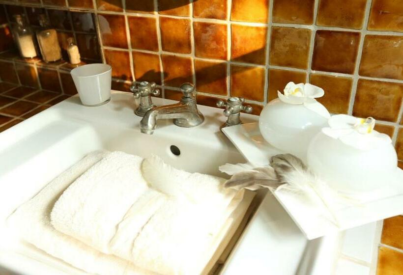 اتاق استاندارد با چشم‌انداز استخر, Le Clos De Bénédicte