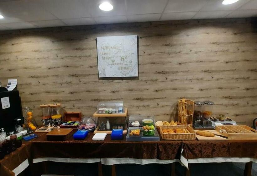 اتاق استاندارد چهار تخته, Logis Hôtel Le Bocage