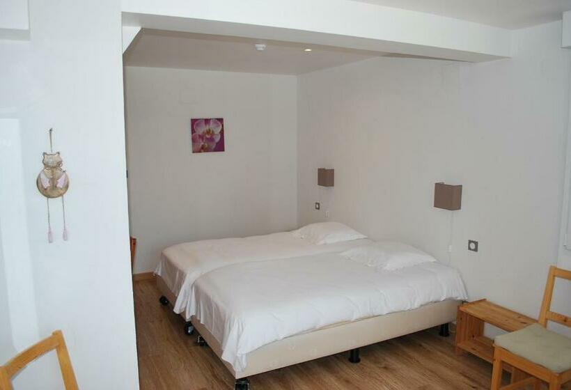 اتاق استاندارد سه نفره, Chambres D'hôtes Les Vignes