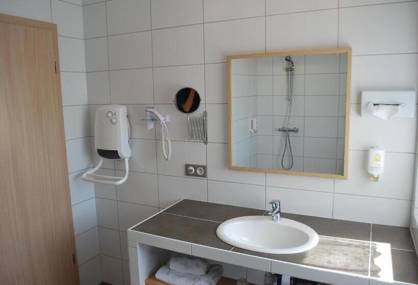 اتاق استاندارد سه نفره, Chambres D'hôtes Les Vignes