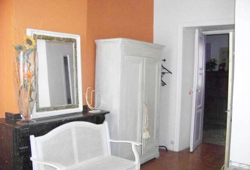 اتاق خانوادگی, La Maison Bleue De Sigean