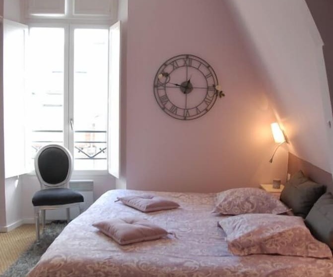 Comfort room with city view, Maunoury Citybreak
