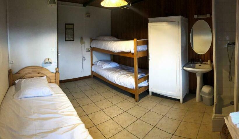 اتاق استاندارد سه تخته با سرویس بهداشتی مشترک, Auberge De Pra Loup