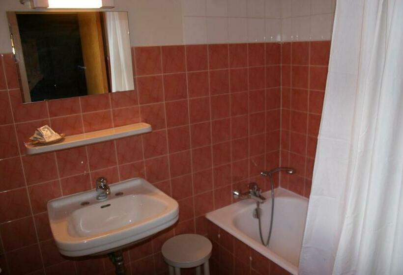 اتاق استاندارد سه نفره, Hôtel Le Monte Pente